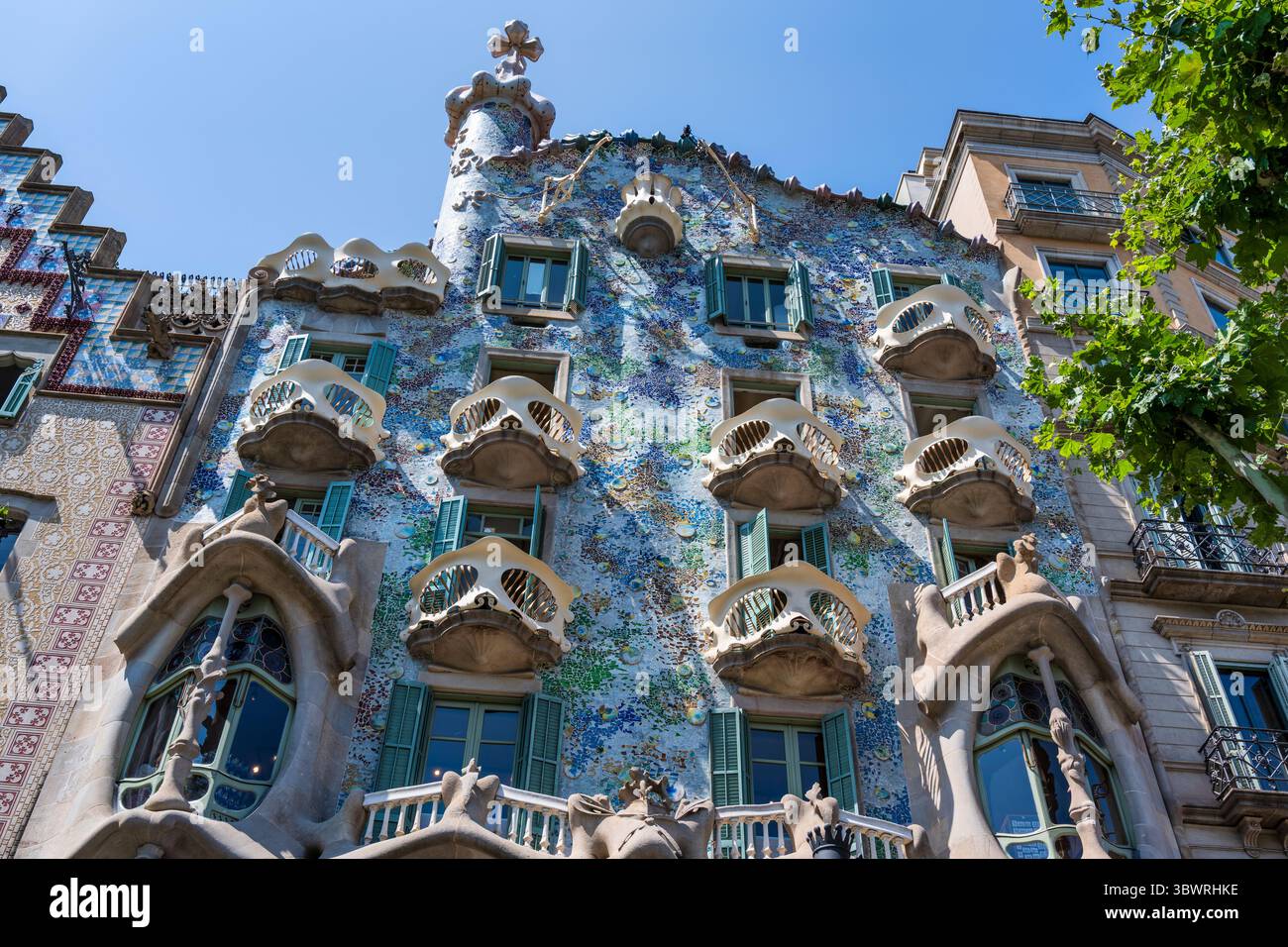 Casa Batlló conçue par l'architecte catalan Antoni Gaudi sur le Passeig de Gràcia dans le quartier de l'Eixample à Barcelone, dans la région de Catalogne en Espagne Banque D'Images