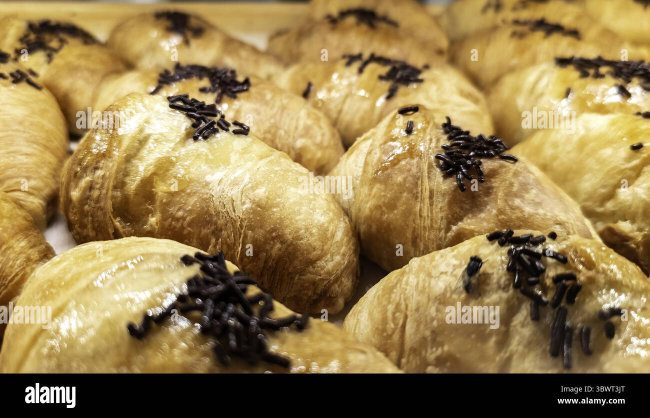 Croissant au chocolat artisanal dans une épicerie, des bonbons et des desserts Banque D'Images
