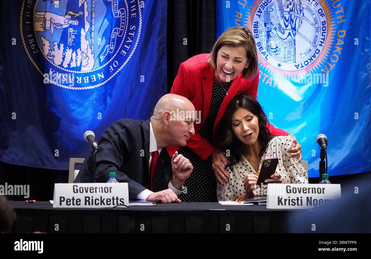 12 juillet 2021, South Sioux City, Nebraska, États-Unis : le gouverneur de l'Iowa KIM REYNOLDS (R), debout, rit alors qu'elle et le gouverneur du Nebraska PETE RICKETTS (R), assis à gauche, regardent les photos de petits-bébés montrées par le gouverneur du Dakota du Sud KRISTI NOEM (R) à la 17e conférence des gouverneurs des trois États organisée par la Chambre de commerce de Siouxland, composée de chacun des trois États au South Sioux City Marriott Riverfront. (Crédit image : © Jerry Mennenga/ZUMA Wire) Banque D'Images