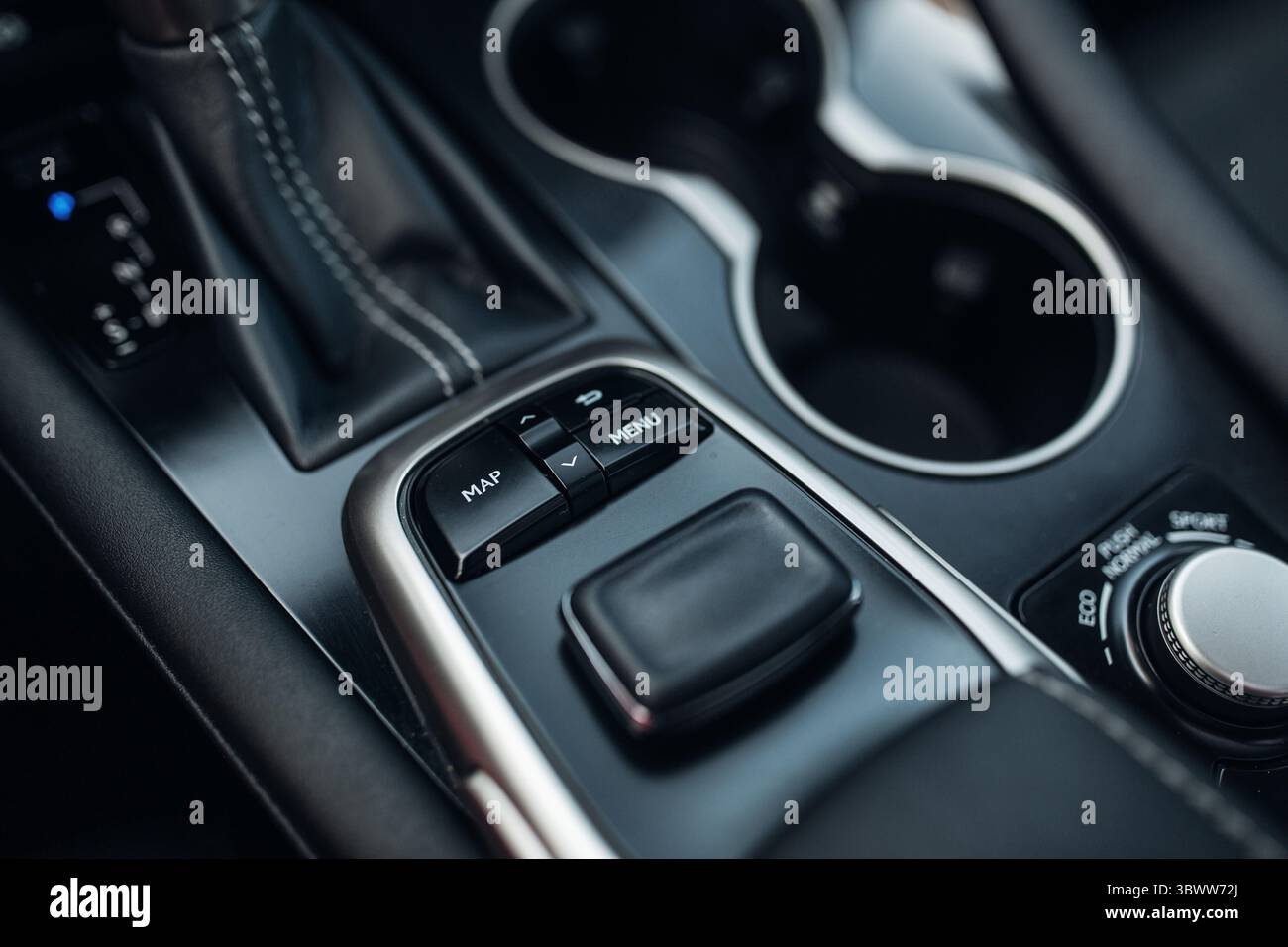Manette de commande du système multimédia de voiture. Boutons de réglage de la radio, du multimédia et de la navigation Banque D'Images