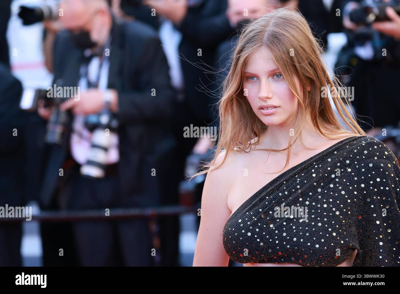 Festival de Cannes 2021. 74ème édition du 'Festival International du film de Cannes' dans le cadre de l'épidémie Covid-19 le 13/07/2021 à Cannes, France. Les invités arrivent pour la projection du film ''Aline, la voix de l'amour'' Elena Badri..Â© Pierre Teyssot / Maxppp. (Photo de Pierre Teyssot/ESPA-images)(image de crédit : &copy ; Agence photo ESPA/CSM via ZUMA Wire) Banque D'Images