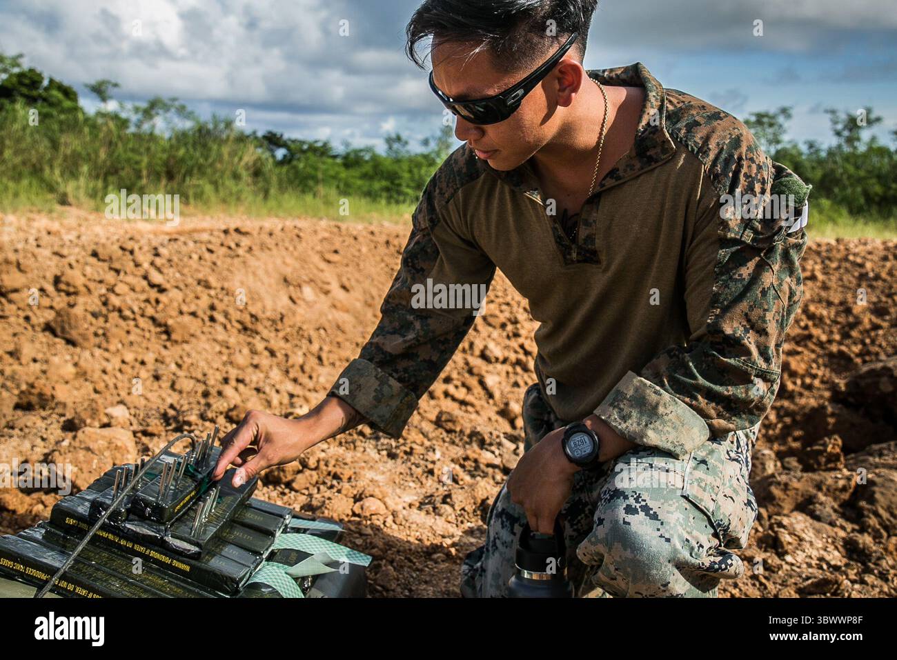 14 juillet 2021 - Camp Schwab, Okinawa, Japon - Un Marine américain avec 3d explosive Ordnance Disposal Company, 9th Engineer support Battalion, 3d Marine Logistics Group, sécurise une capsule de dynamitage dans le C-4 emballé tout en menant des opérations d'EOD sur la gamme 10, Camp Schwab, Okinawa, Japon, 14 juillet 2021. les Marines avec 3d EOD Co. et Alpha Co. ont mené des opérations EOD simulant la découverte et l'élimination de munitions étrangères non explosées fictives. Le 3d MLG, basé à Okinawa, au Japon, est une unité de combat déployée avancée qui sert de support logistique et de service de combat complet du III Marine Expeditionary Force Banque D'Images