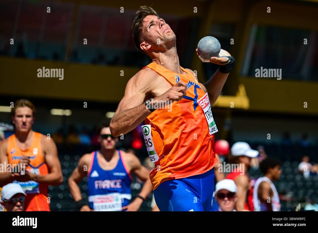 Bergen, Norvège. 17 juillet 2025. BERGEN, NORVÈGE - 17 JUILLET : Melchior Treffers, des pays-Bas, en compétition dans le Decathlon du lancer du poids lors de la première journée des Championnats d'Europe d'athlétisme U23 2025 à l'Estadio Vallehermoso le 17 juillet 2025 à Bergen, Norvège. (Photo Erik van Leeuwen/Agence BSR) crédit : Agence BSR/Alamy Live News Banque D'Images