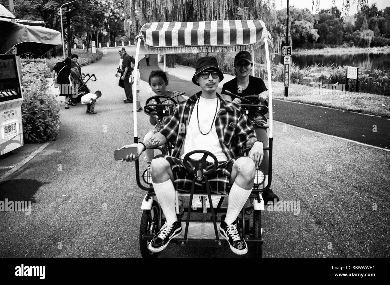 20 juillet 2021, Pékin, Hebei, Chine : famille sur un quadracycle, un véhicule terrestre à quatre roues à propulsion humaine dans le parc Chaoyang à Pékin, Chine le 20/07/2021 la Chine déploie des allégements fiscaux et des congés de travail flexibles pour encourager les naissances. Il y avait 12 millions de nouveau-nés en 2020, soit le plus faible nombre de naissances depuis les années 1960 Les démographes projettent que d'ici 2050, la population âgée de plus de 60 ans pourrait représenter un tiers du total des countryâ€™s. Par Wiktor Dabkowski (crédit image : © Wiktor Dabkowski/ZUMA Press Wire) Banque D'Images