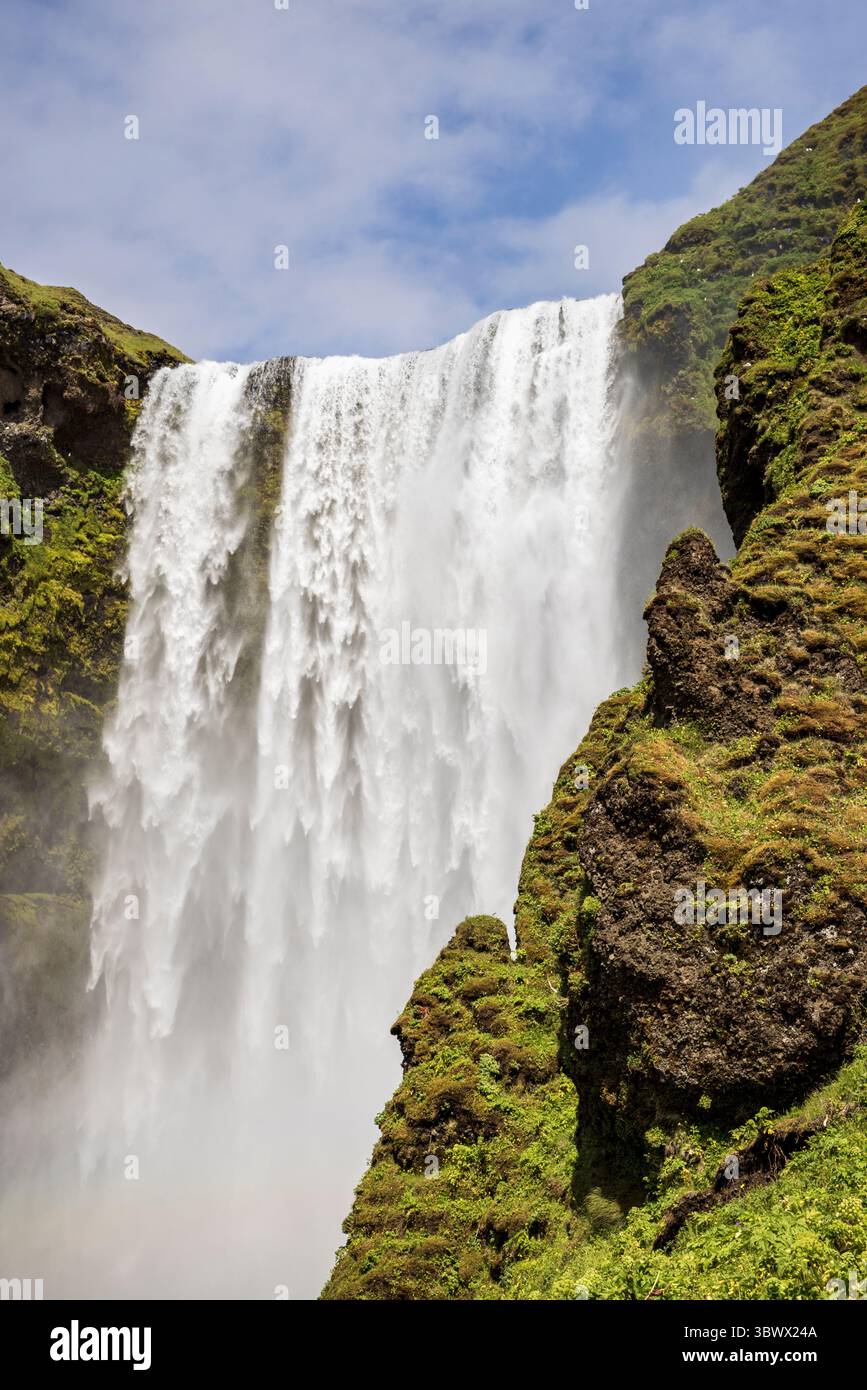La cascade de Skogafoss sur la rivière Skoga, au sud de l'Islande Banque D'Images