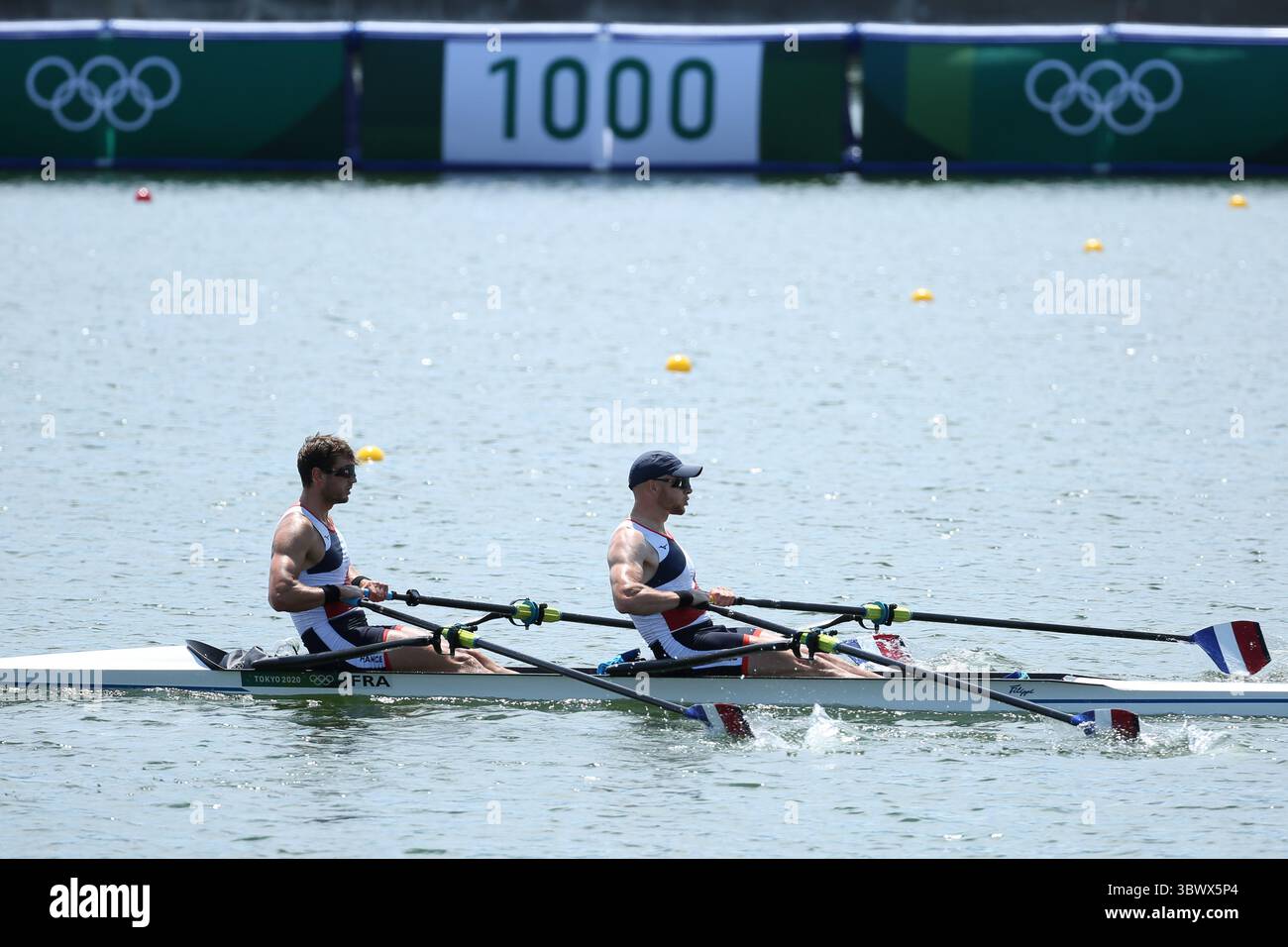 23 juillet 2021, Koto City, Tokyo, Japon : Hugo BOUCHERON et Matthieu ANDRODIAS remportent leur double échauffement d'aviron pour hommes sur la voie navigable Sea Forest le 23 juillet 2021 à Tokyo, Japon (crédit image : © Mickael Chavet via ZUMA Press Wire) Banque D'Images