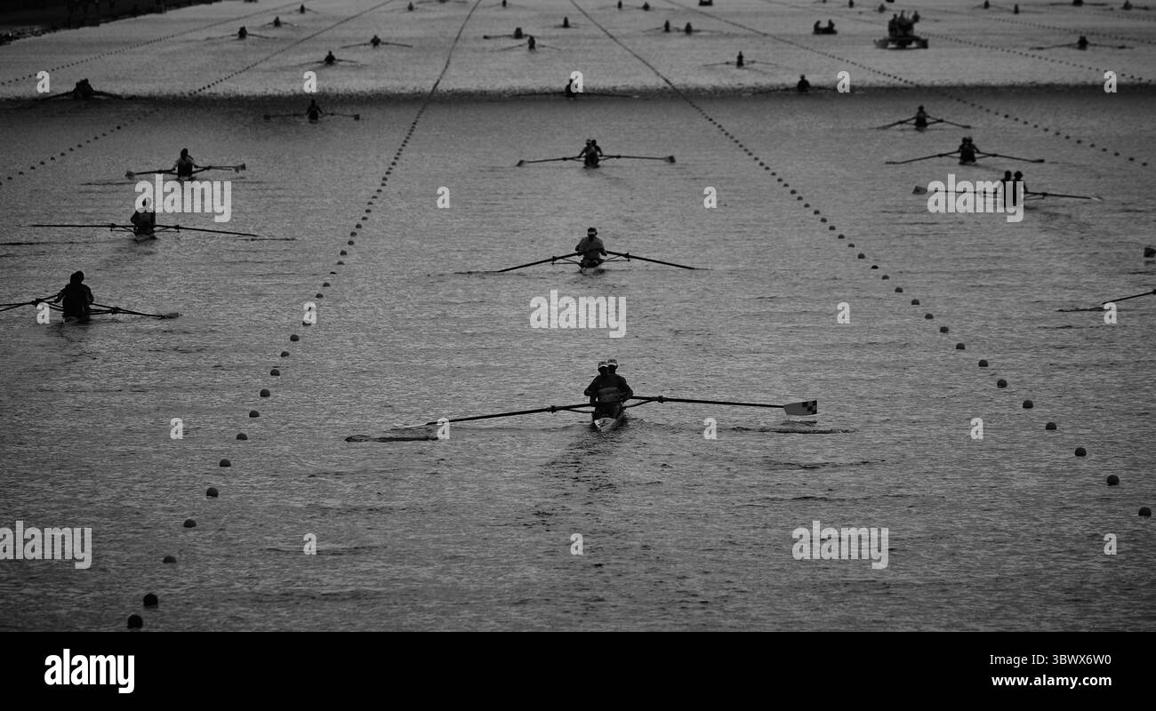 23 juillet 2021, Koto City, Tokyo, Japon : les Jeux Olympiques 2020 sont officiellement lancés. L'aviron est l'un des premiers sports à concourir. Des scènes tôt le matin le jour de l'ouverture où les rameurs se rassemblent et commencent à s'échauffer et à s'habituer au parcours. Tourné sur le site de Sea Forest Waterway. (Crédit : Joe McNally/ZUMA Press Wire) Banque D'Images