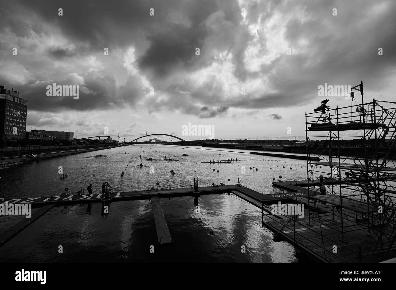 23 juillet 2021, Koto City, Tokyo, Japon : les Jeux Olympiques 2020 sont officiellement lancés. L'aviron est l'un des premiers sports à concourir. Des scènes tôt le matin le jour de l'ouverture où les rameurs se rassemblent et commencent à s'échauffer et à s'habituer au parcours. Tourné sur le site de Sea Forest Waterway. (Crédit : Joe McNally/ZUMA Press Wire) Banque D'Images