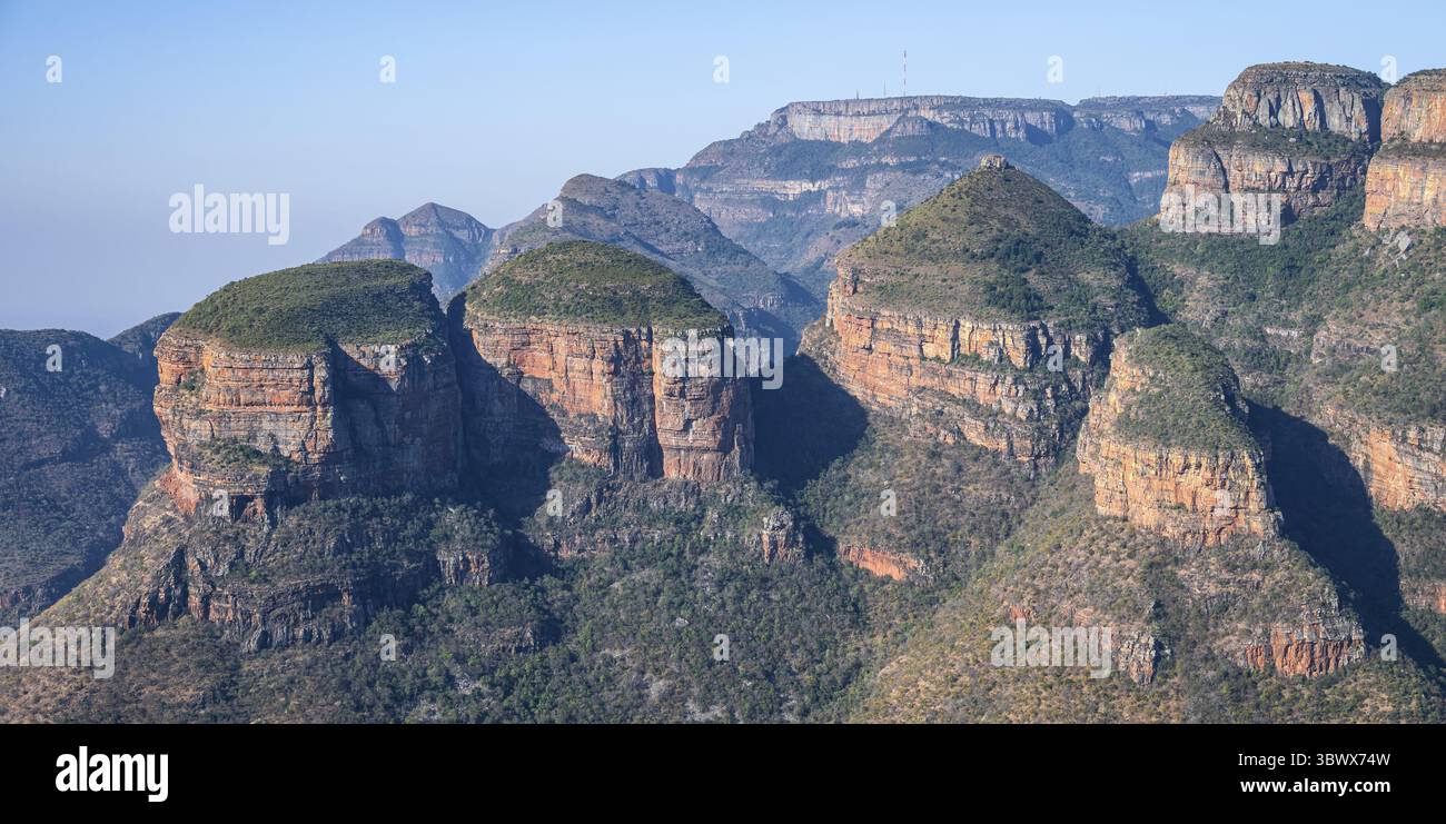 Blyde River Canyon avec le pic des trois Rondawels, vue sur le canyon et les montagnes de la table, paysage du canyon, point de vue des trois Rondavels, route panoramique, Mpumala Banque D'Images