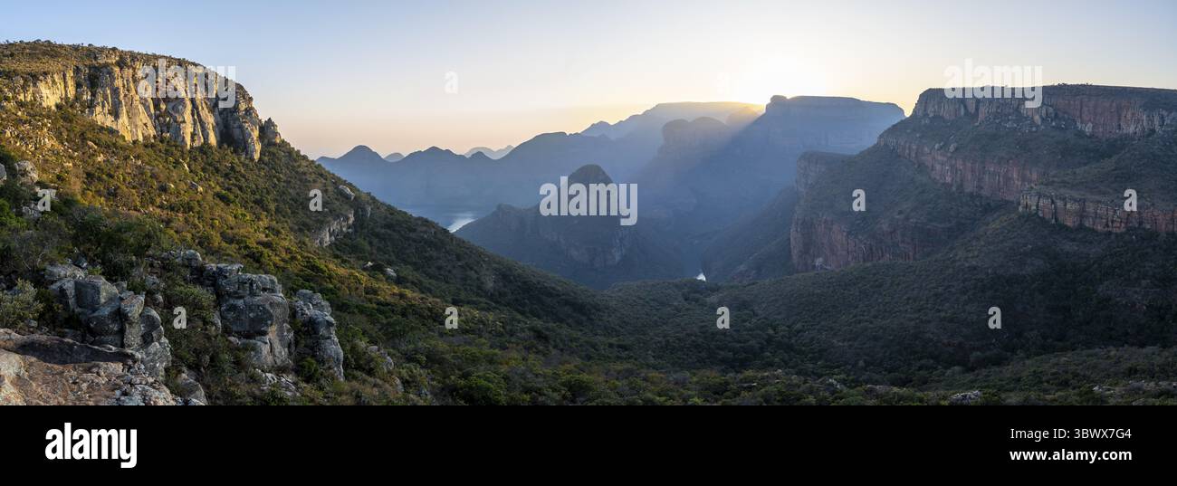 Panorama, Blyde River Canyon avec trois Rondawels pic, vue sur le canyon avec Blyde River et les montagnes de table dans la lumière du soir, paysage de canyon, Pa Banque D'Images