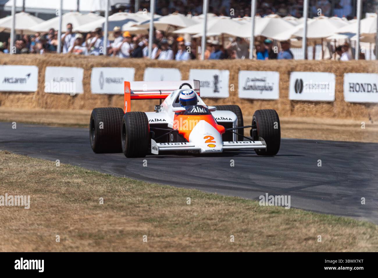 McLaren MP4/2B 1985 voiture de formule 1 d'Alain Prost gravissant la piste de montée de colline lors de l'événement de sport automobile Goodwood Festival of Speed 2025 Banque D'Images