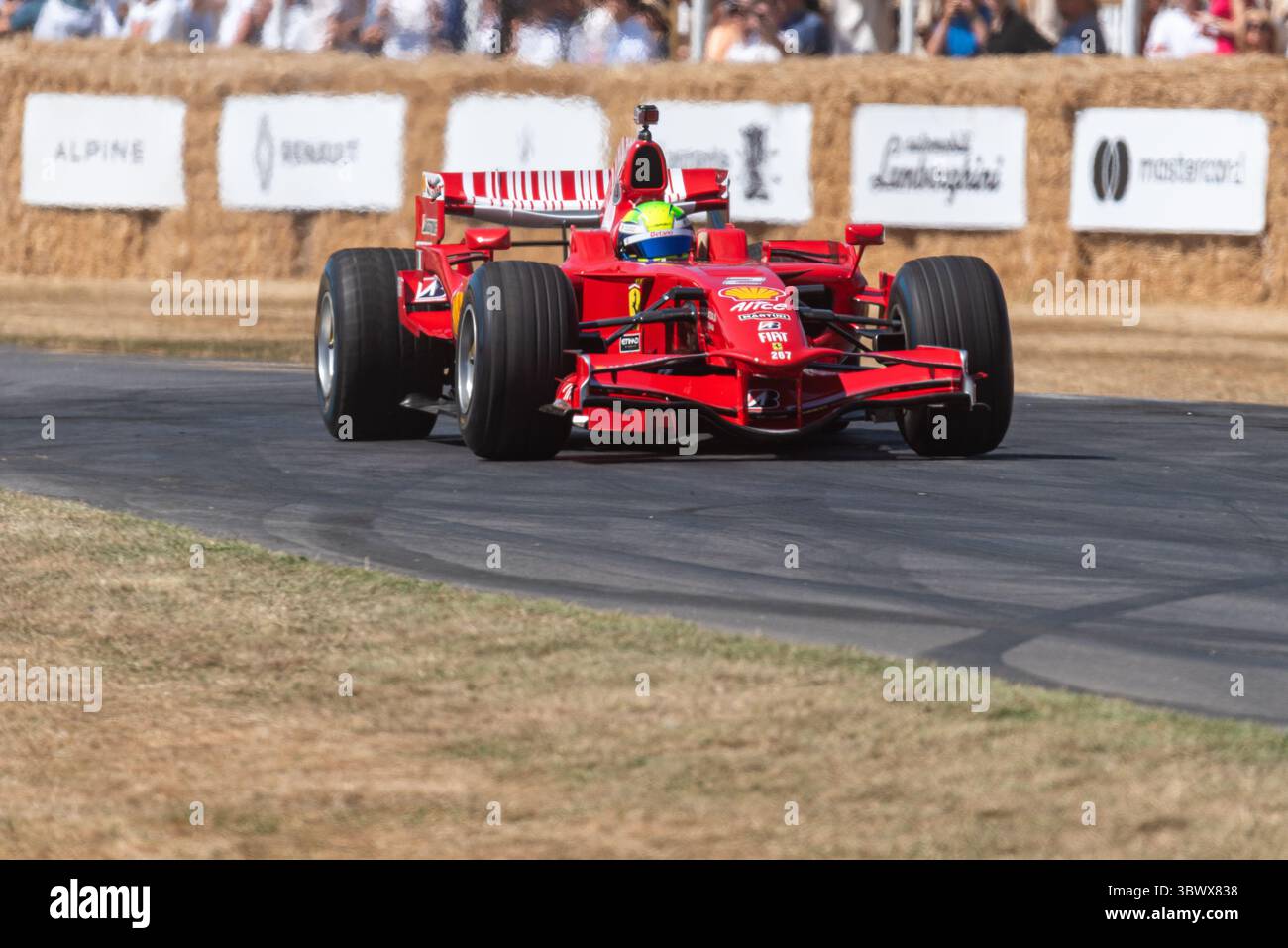 2008 Ferrari F2008 formule 1 pilotant la piste de montée de colline lors du Goodwood Festival of Speed 2025 Motorsport Event Banque D'Images