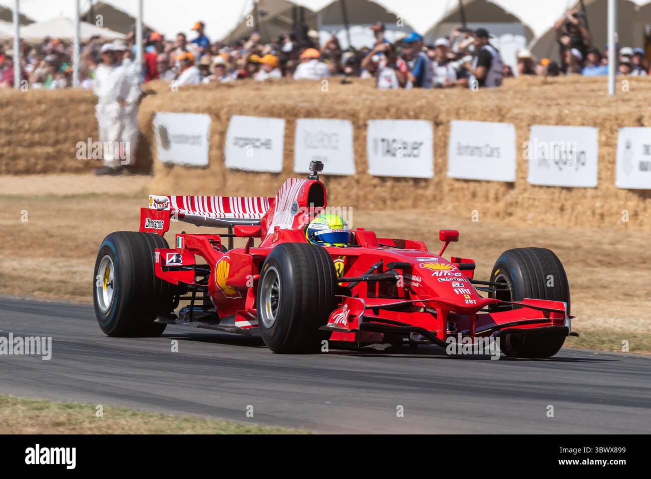 2008 Ferrari F2008 formule 1 pilotant la piste de montée de colline lors du Goodwood Festival of Speed 2025 Motorsport Event Banque D'Images