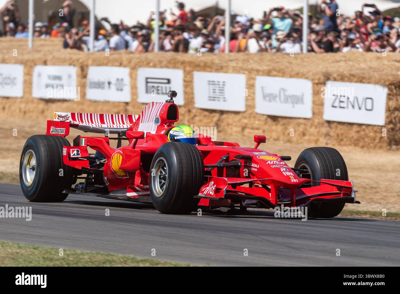 2008 Ferrari F2008 formule 1 pilotant la piste de montée de colline lors du Goodwood Festival of Speed 2025 Motorsport Event Banque D'Images