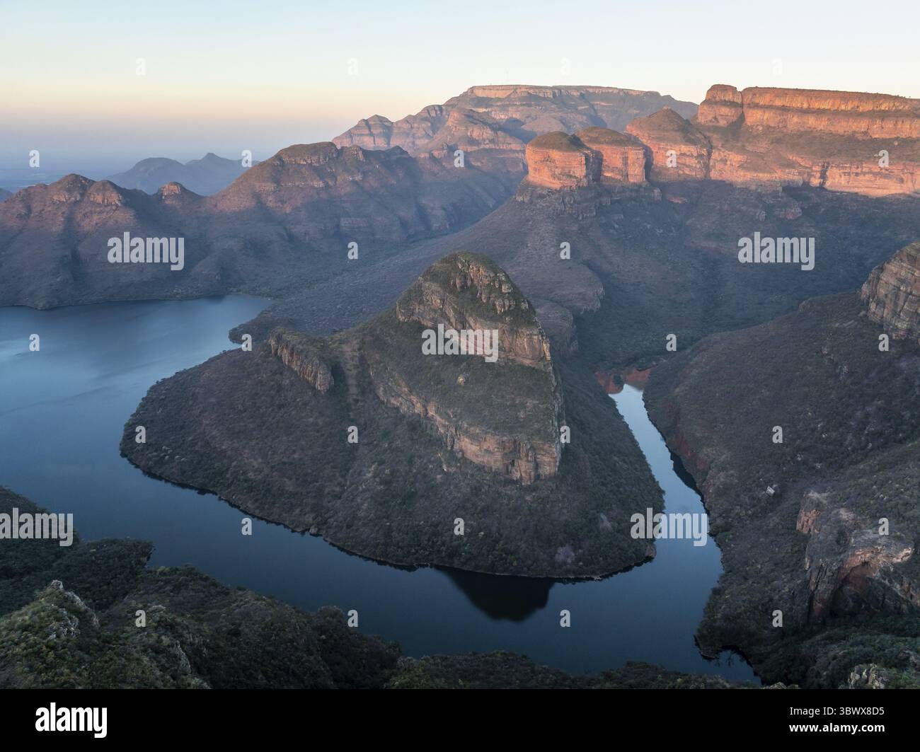 Coucher de soleil à Blyde River Canyon avec trois Rondawels pic, vue sur le canyon avec Blyde River et les montagnes de table dans la lumière du soir, paysage de canyon, Pa Banque D'Images