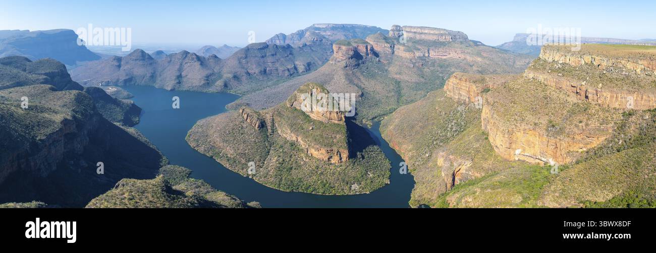 Panorama, canyon de la rivière Blyde avec trois sommets de Rondawels, vue sur le canyon avec la rivière Blyde et les montagnes de la table, paysage du canyon, route panoramique, Mpumala Banque D'Images