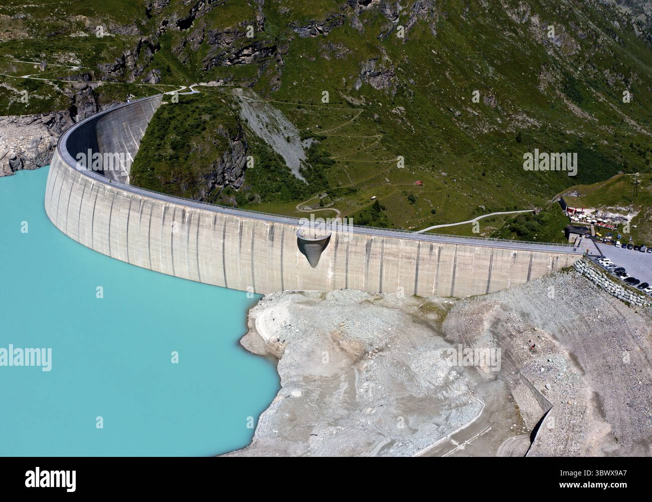 Impressionnant barrage voûté du réservoir de Moiry, Lac de Moiry, à basse eau en été, Val d'Anniviers, Valais, Suisse Banque D'Images