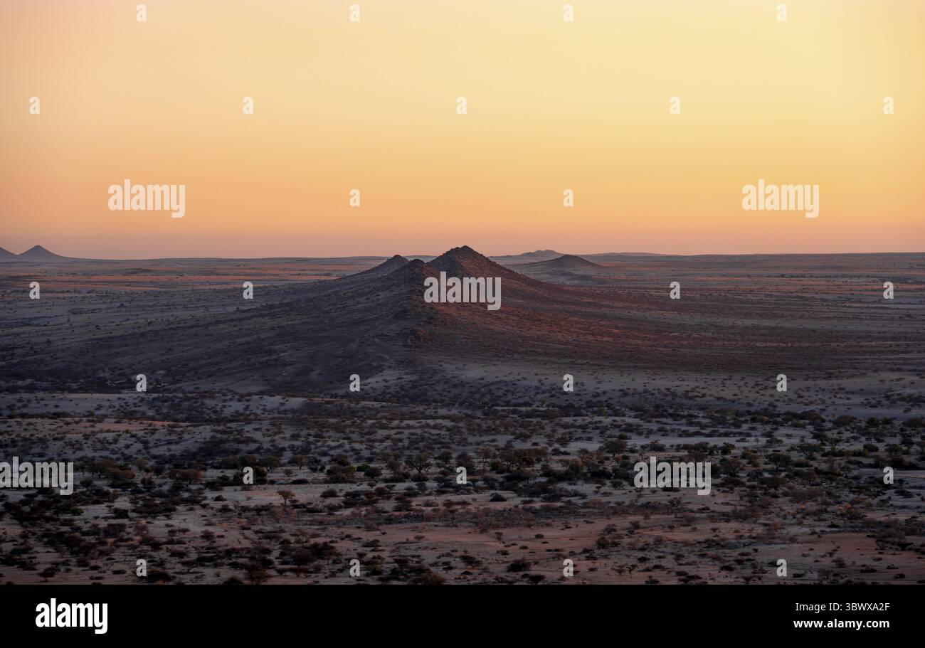 Coucher de soleil, collines, montagnes Pontok, désert, paysage sec à Spitzkoppe, réserve naturelle du Grand Spitzkuppe, Namibie Banque D'Images