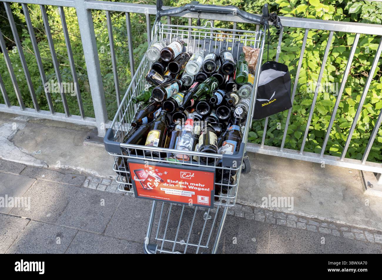 Chariot de shopping débordant de bouteilles de bière vides sur la montagne, Erlanger Bergkirchweih, festival folklorique traditionnel de douze jours, Erlangen, Middle F. Banque D'Images