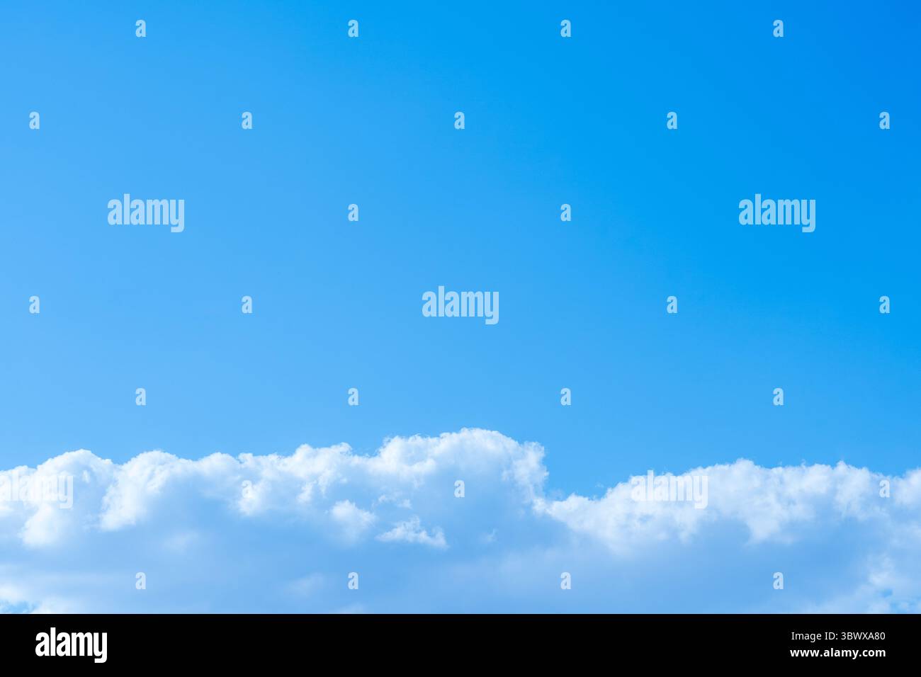 Ciel est la limite : ciel bleu et nuages comme espace négatif Banque D'Images