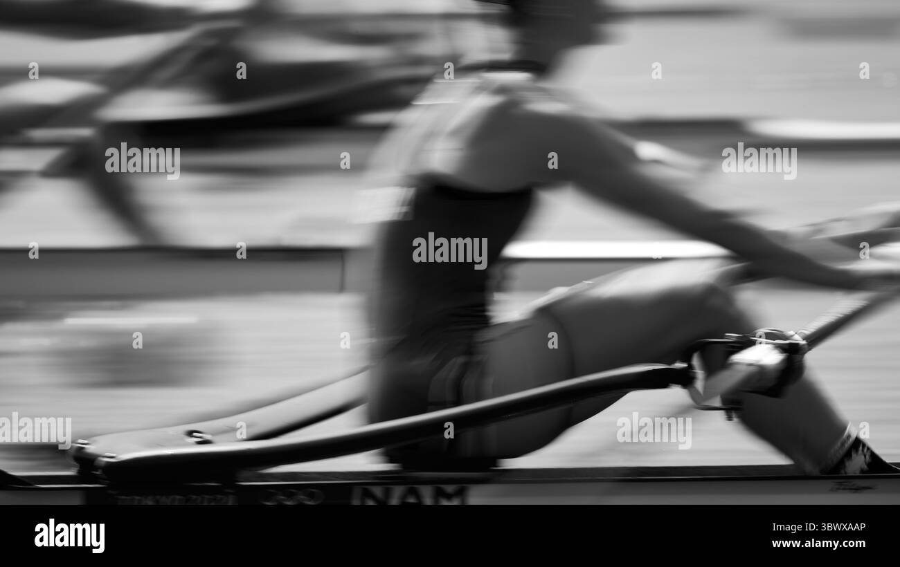 23 juillet 2021, Tokyo, Japon : les Jeux Olympiques de 2020 sont officiellement lancés. L'aviron est l'un des premiers sports à concourir. Des scènes tôt le matin le jour de l'ouverture où les rameurs se rassemblent et commencent à s'échauffer et à s'habituer au parcours. Tourné sur le site de Sea Forest Waterway. (Crédit image : © Joe McNally via ZUMA Press Wire) Banque D'Images