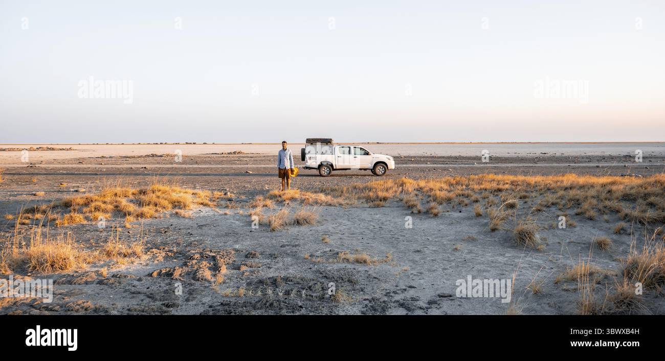 Touriste avec voiture hors route explorant le paysage sec, île de Kubu (Lekubu), Sowa Pan, marais salants de Makgadikgadi, Botswana Banque D'Images