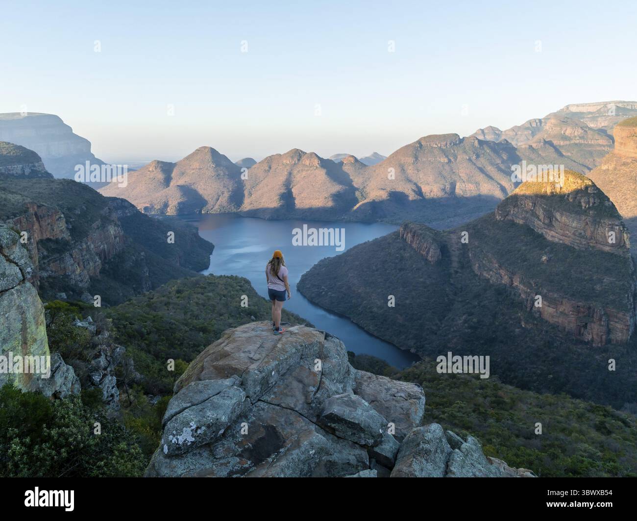 Randonneur profitant du panorama, Blyde River Canyon avec le sommet trois Rondawels, vue sur le canyon avec la rivière Blyde River et les montagnes de table, paysage de canyon, Banque D'Images