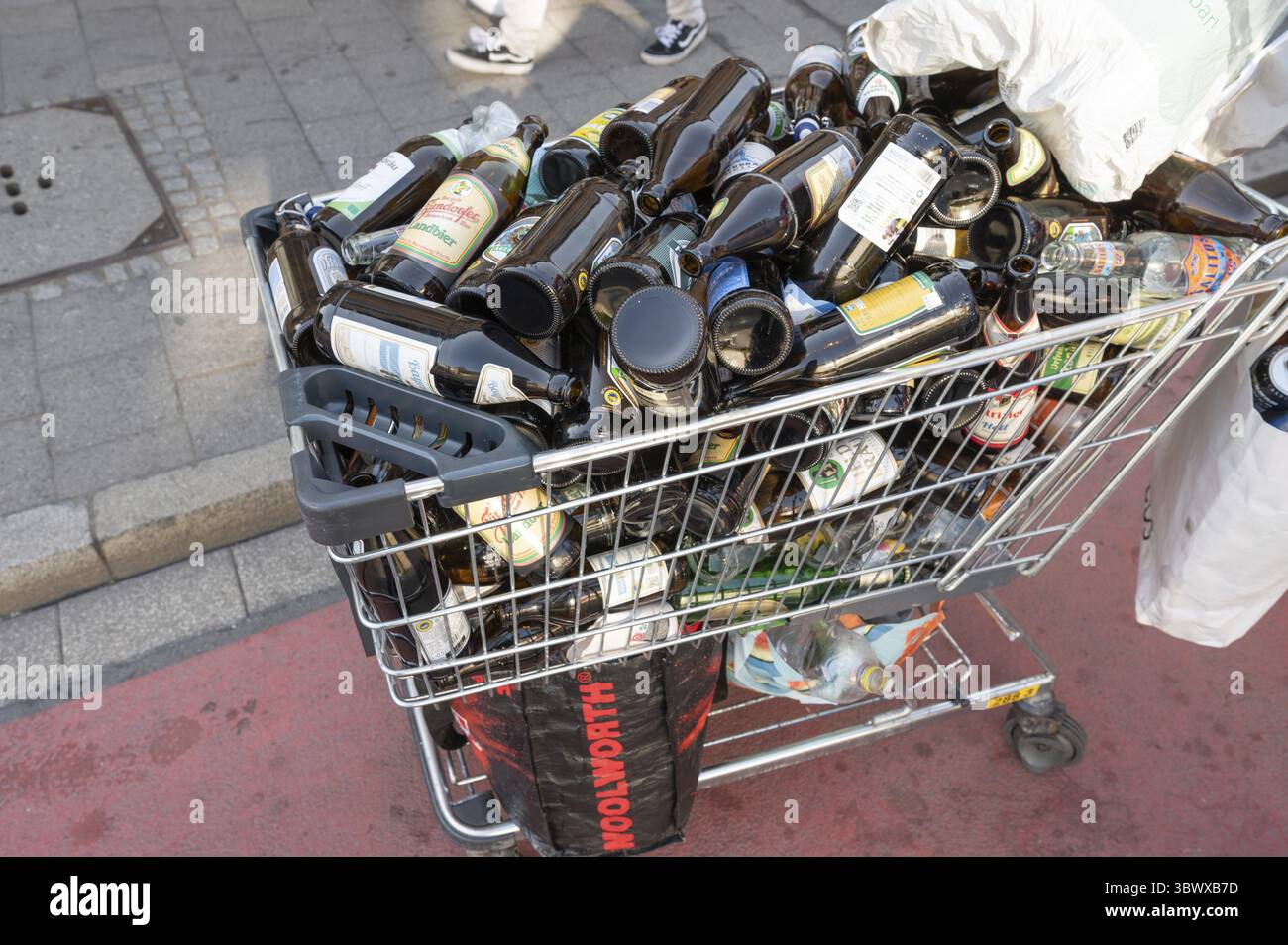 Chariot de shopping débordant de bouteilles de bière vides sur la montagne, Erlanger Bergkirchweih, festival folklorique traditionnel de douze jours, Erlangen, Middle F. Banque D'Images