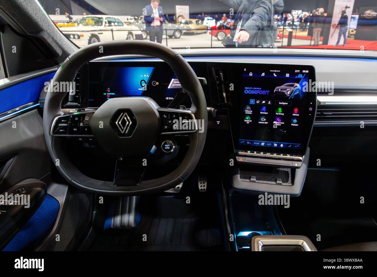 Intérieur de la voiture électrique Renault Scenic E-Tech – vue du siège conducteur, tableau de bord et volant. Genève, Suisse - 26 février 2024 Banque D'Images