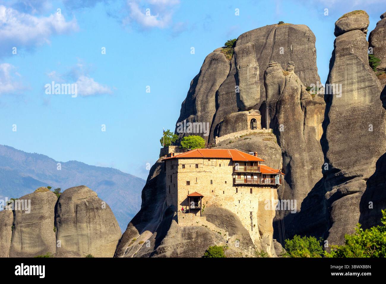 Monastère Nikolaos Anapafsas perché au sommet d'un pilier de roche monolithique dans les Météores, Grèce. Le paysage spectaculaire met en valeur l'un des emblématiques Banque D'Images
