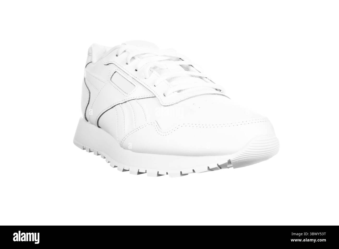 Baskets féminines en cuir blanc isolées sur fond blanc. Chaussures de sport tendance et décontractées. Banque D'Images