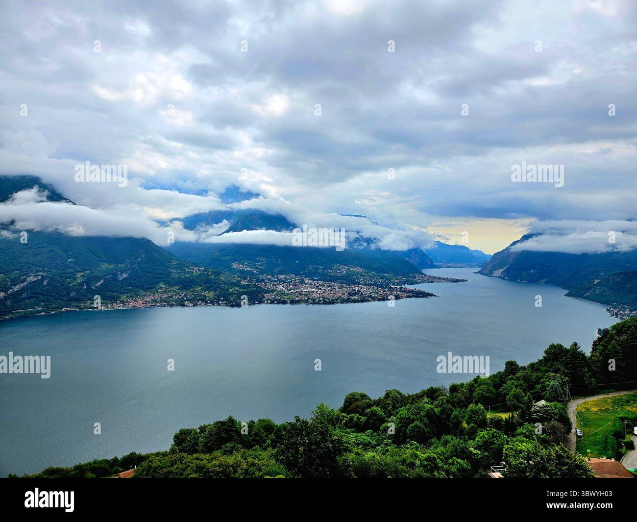 Branche orientale du lac de Côme vue depuis les montagnes au-dessus de Bellagio, Italie Banque D'Images