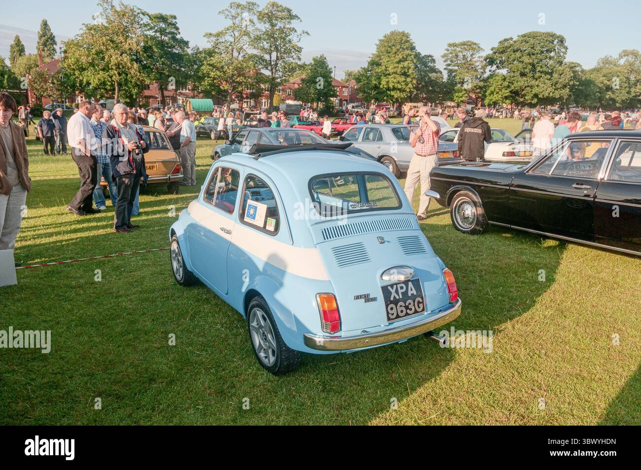 Une Fiat 500 bleue à un salon de véhicules classiques dans le Yorkshire en Angleterre Banque D'Images