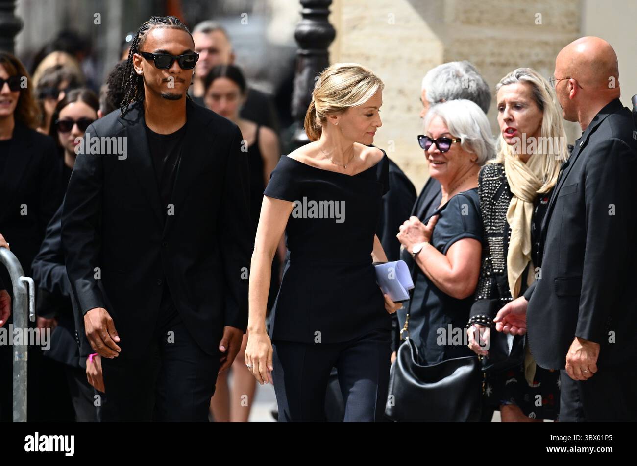 Paris, France. 17 juillet 2025. La femme de Thierry Ardisson, Audrey Crespo-Mara. Funérailles de l'animateur et publiciste Thierry Ardisson, 17 juillet 2025, Paris. - 17/07/2025 - France/Ile-de-France (région)/Paris - Julien Mattia/le Pictorium crédit : LE PICTORIUM/Alamy Live News Banque D'Images