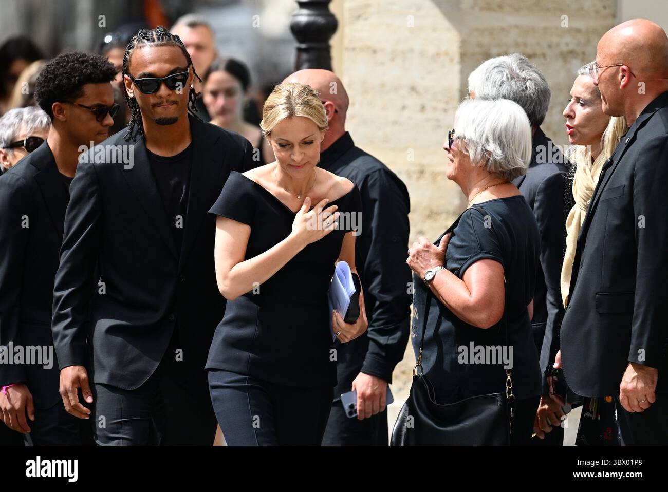 Paris, France. 17 juillet 2025. La femme de Thierry Ardisson, Audrey Crespo-Mara. Funérailles de l'animateur et publiciste Thierry Ardisson, 17 juillet 2025, Paris. - 17/07/2025 - France/Ile-de-France (région)/Paris - Julien Mattia/le Pictorium crédit : LE PICTORIUM/Alamy Live News Banque D'Images