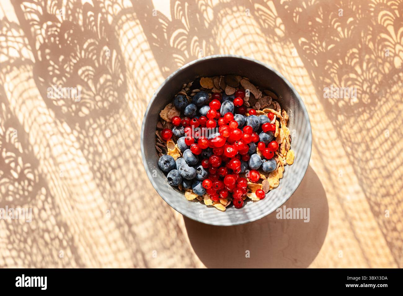 Petit déjeuner muesli sain avec des fruits. Petit déjeuner sain avec beaucoup de fruits et de grains entiers. Yaourt avec granola et baies Banque D'Images