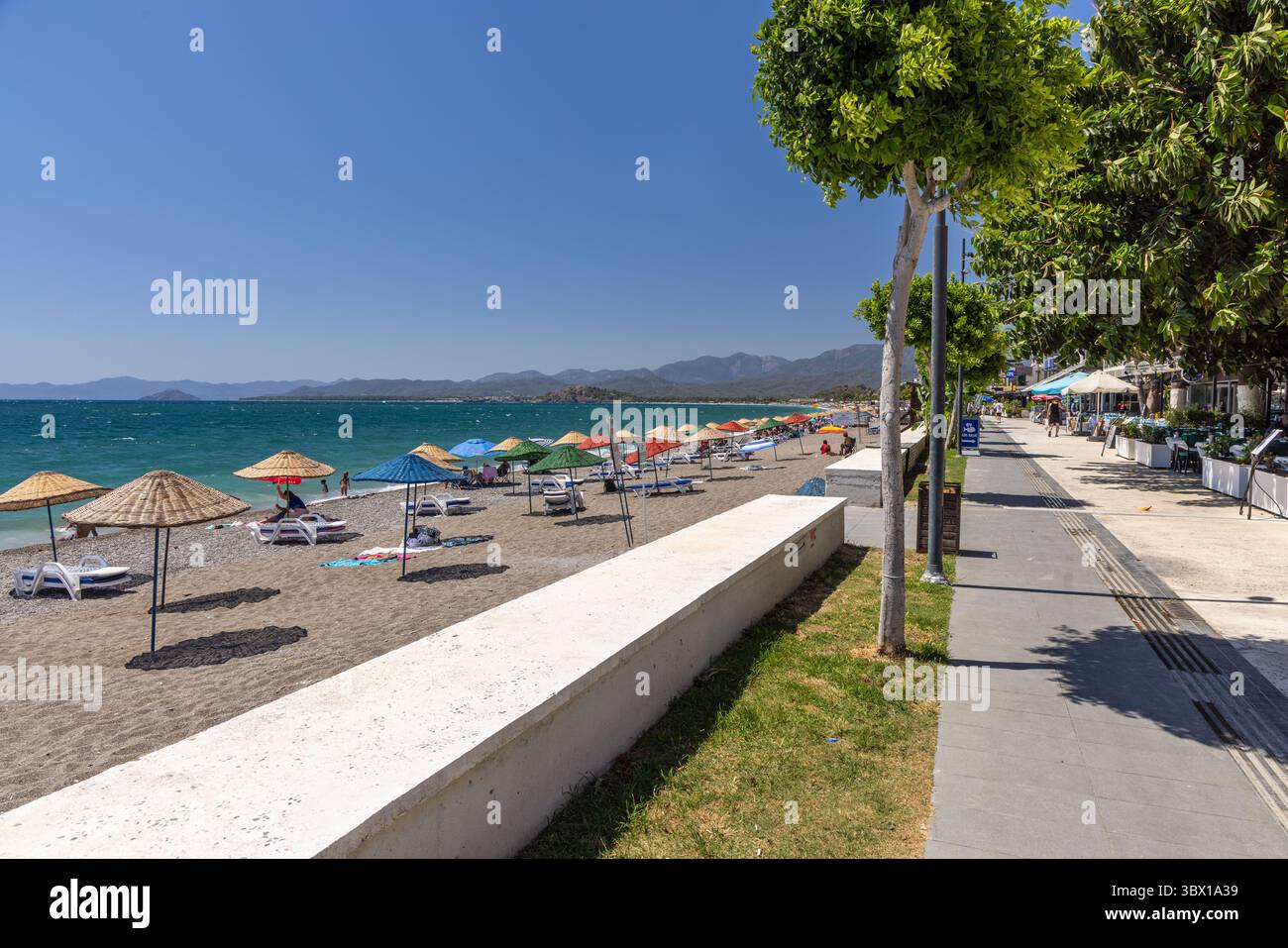 Calis une station balnéaire populaire près de Fethiye a une longue promenade en bord de mer bordée de boutiques, bars et restaurants, province de Mugla, Turquie Banque D'Images