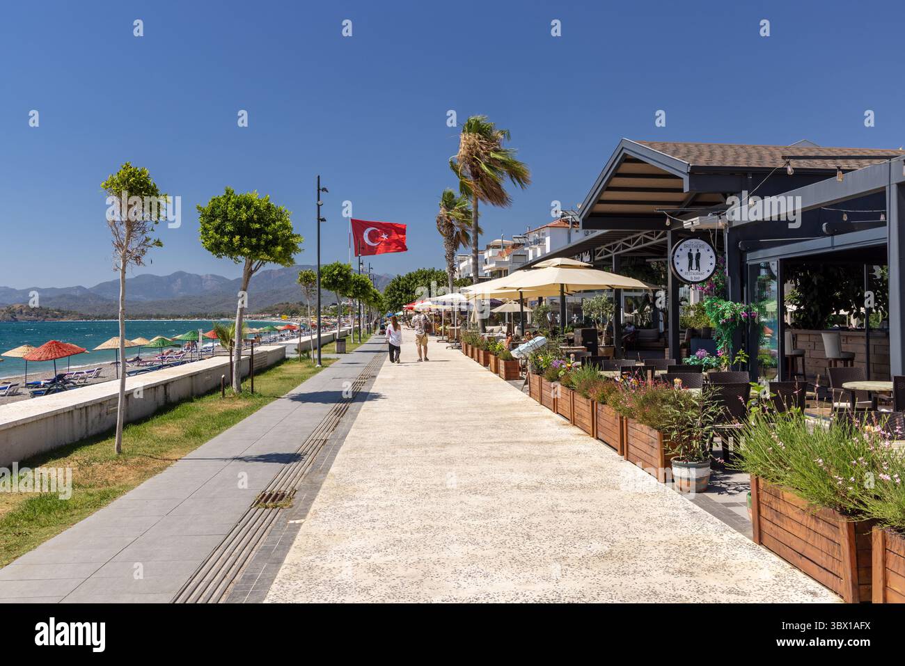 Calis une station balnéaire populaire près de Fethiye a une longue promenade en bord de mer bordée de boutiques, bars et restaurants, province de Mugla, Turquie Banque D'Images