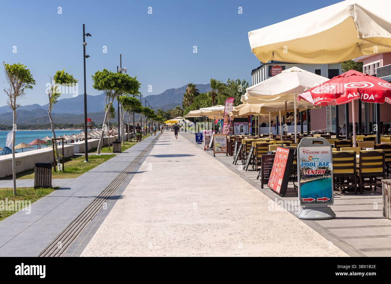 Calis une station balnéaire populaire près de Fethiye a une longue promenade en bord de mer bordée de boutiques, bars et restaurants, province de Mugla, Turquie Banque D'Images