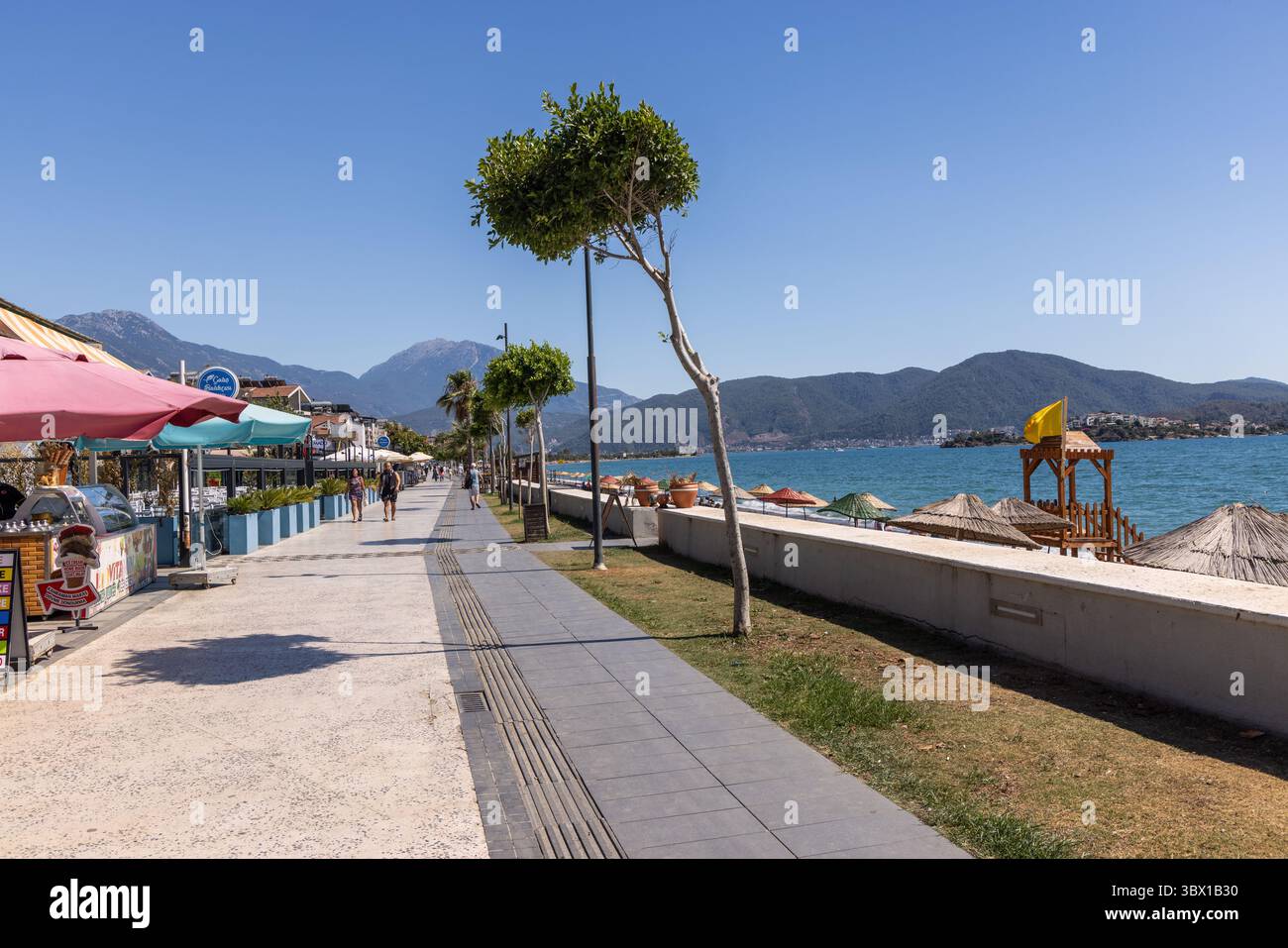 Calis une station balnéaire populaire près de Fethiye a une longue promenade en bord de mer bordée de boutiques, bars et restaurants, province de Mugla, Turquie Banque D'Images