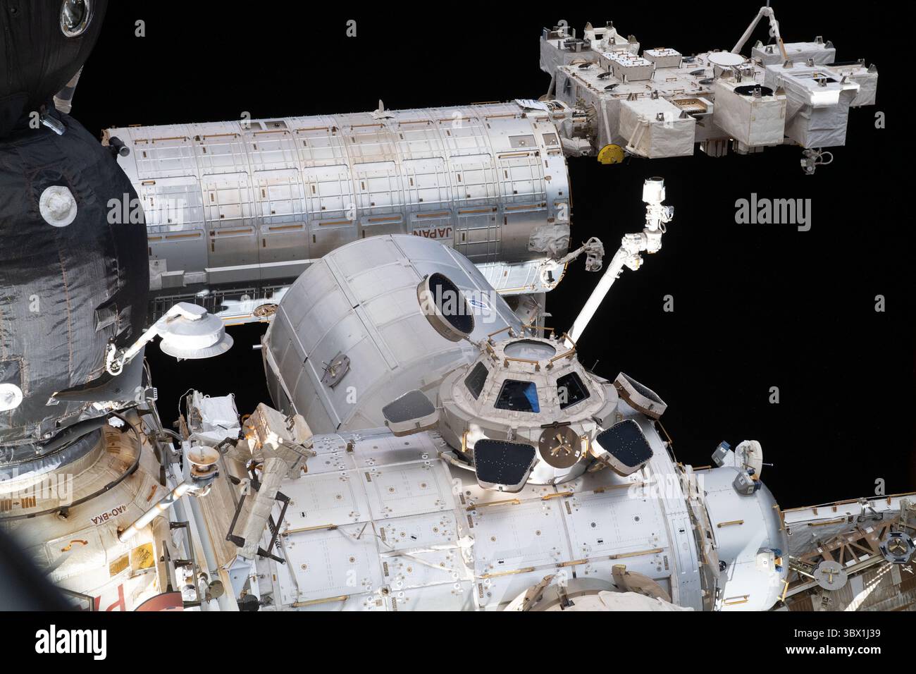 12 août 2021 - atmosphère terrestre - des parties clés de la Station spatiale internationale sont photographiées depuis une fenêtre sur le plus récent ajout russe au laboratoire orbital, le module de laboratoire polyvalent Nauka. À gauche se trouve une partie du navire d'équipage Soyouz MS-18 amarré au module Rassvet. De haut en bas se trouvent le module de laboratoire Kibo du Japon avec son installation exposée attachée où une variété d'expériences sont placées dans le vide de l'espace, y compris : le bras robotique japonais attaché à Kibo ; le module logistique polyvalent Leonardo attaché au module Tranquility ; et la coupole atta à sept fenêtres Banque D'Images