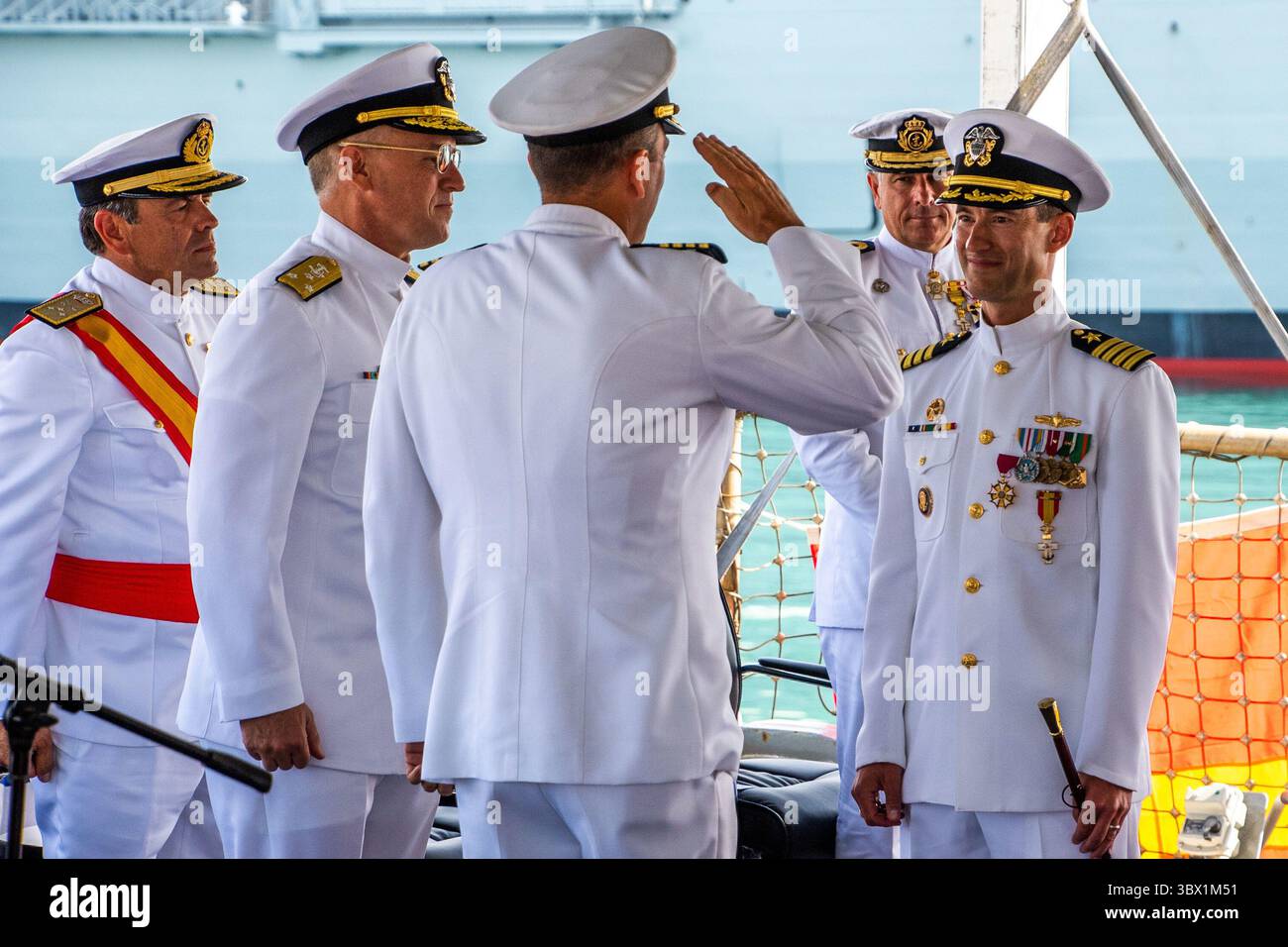 10 août 2021 : Rota, Espagne : le Capitaine Kyle Gantt salue le Capitaine Joseph Gagliano lors de la cérémonie de passation de commandement du commandant de la Force opérationnelle (CTF) 65 à la base navale (NAVSTA) Rota, le 10 août 2021. Gagliano est relevé par Gantt en tant que commodore lors d'une cérémonie au bord de l'eau présidée par le vice-amiral Gene Black, commandant de la 6e flotte américaine. La CTF 65 et l’escadron de destroyers 60, dont le quartier général est situé à Rota, en Espagne, supervisent les forces déployées vers l’avant de la zone d’opérations de la 6e flotte américaine à l’appui des alliés et partenaires régionaux ainsi que des intérêts de sécurité nationale des États-Unis en Europe et en Afrique. (U.S. Navy photo b Banque D'Images