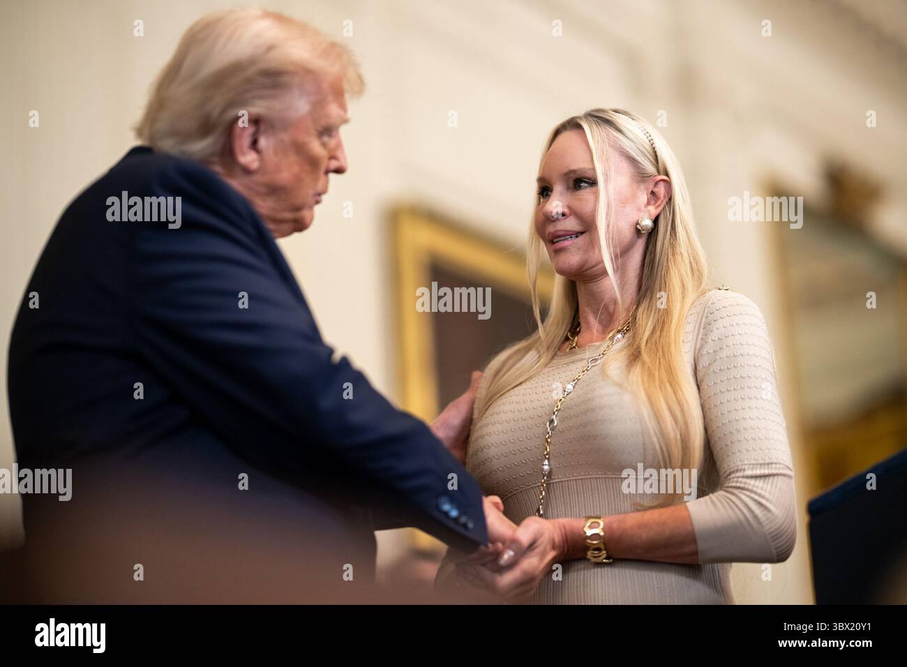 Le président Donald Trump s’entretient avec un membre du groupe Angel Families lors d’une cérémonie à la Maison Blanche reconnaissant les familles qui ont perdu des êtres chers à la suite d’une overdose de drogue. 16 juillet 2025. Washington, DC. Image reproduite avec l'aimable autorisation de la Maison Blanche. Banque D'Images