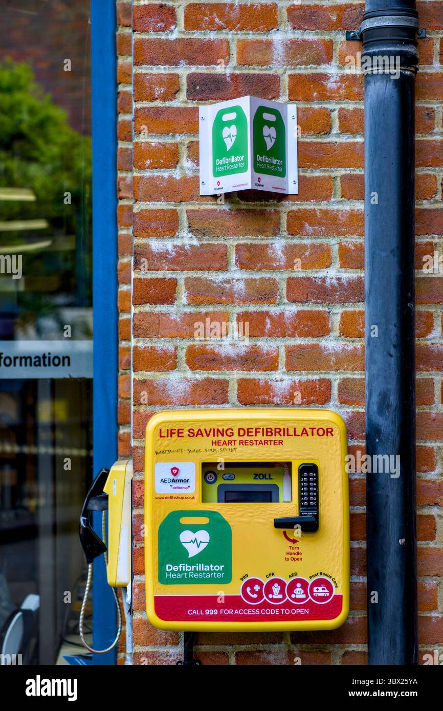 Boîtier de sauvetage pour défibrillateur à l'extérieur du centre civique, St.Albans, Hertfordshire, Angleterre, Royaume-Uni Banque D'Images
