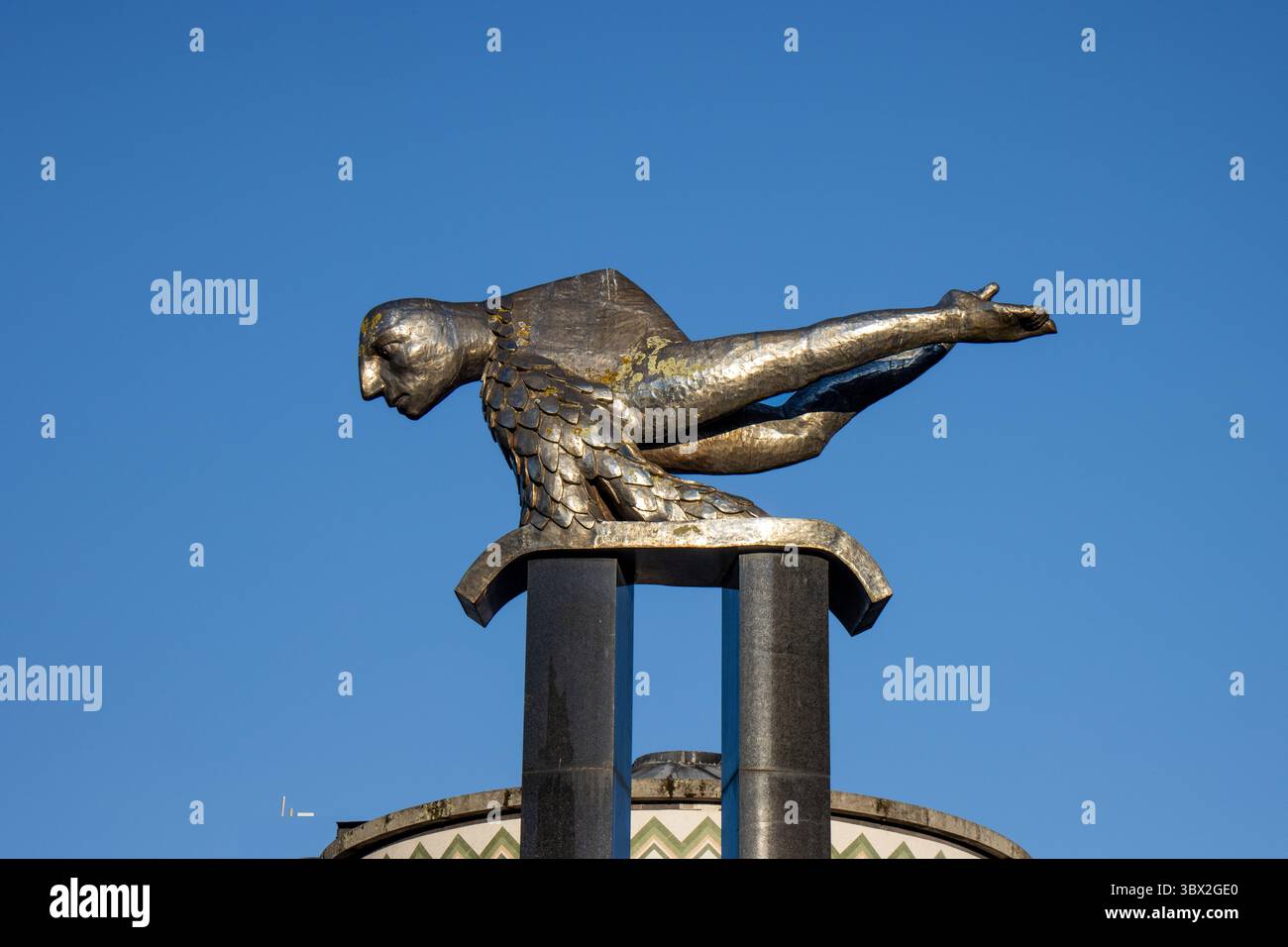 Escultura de figura humana con cuerpo alargado y aspecto mitológico, que Representa el movimiento, el esfuerzo y el simbolismo del mar. Vigo, España Banque D'Images