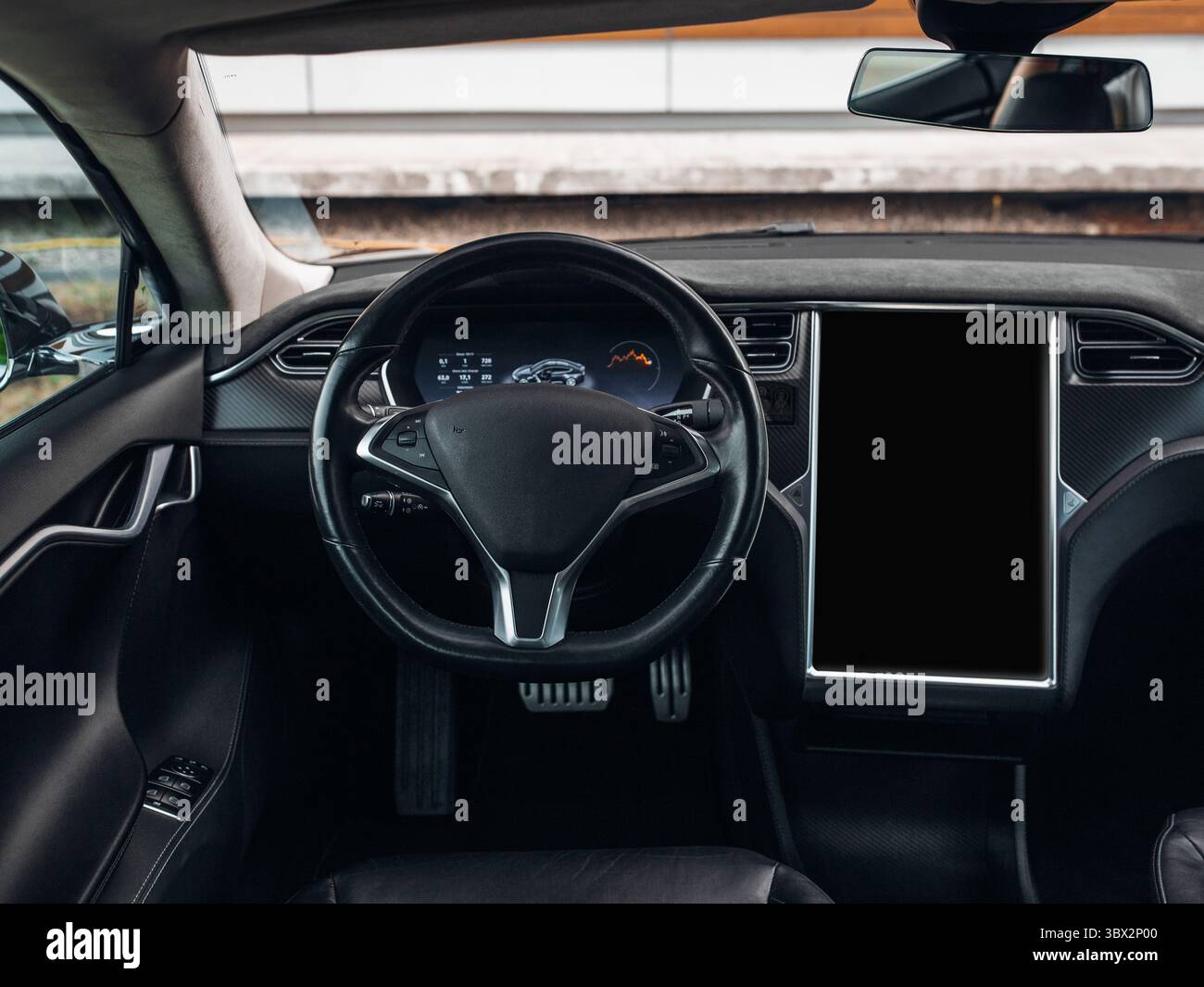 Volant de voiture moderne et futuriste et moniteur futuriste. Immense écran à l'intérieur du véhicule moderne Banque D'Images