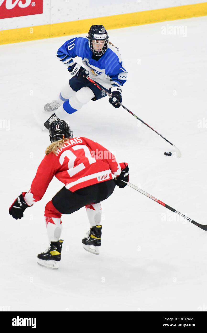 20 août 2021, Calgary, AB, Canada : la canadienne EMMA MALTAIS (en bas) tente de prendre la rondelle de la finlandaise ELISA HOLOPAINEN (en haut) lors du match de la ronde préliminaire Finlande contre Canada au Championnat mondial féminin 2021 de l'IIHF à Calgary, AB, Canada, le 20 août 2021. Le Canada a battu la Finlande 5-3. Le tournoi de 12 jours revient après plus de deux ans en raison de la pandémie de COVID-19. (Crédit image : © Gavin John/ZUMA Press Wire) Banque D'Images