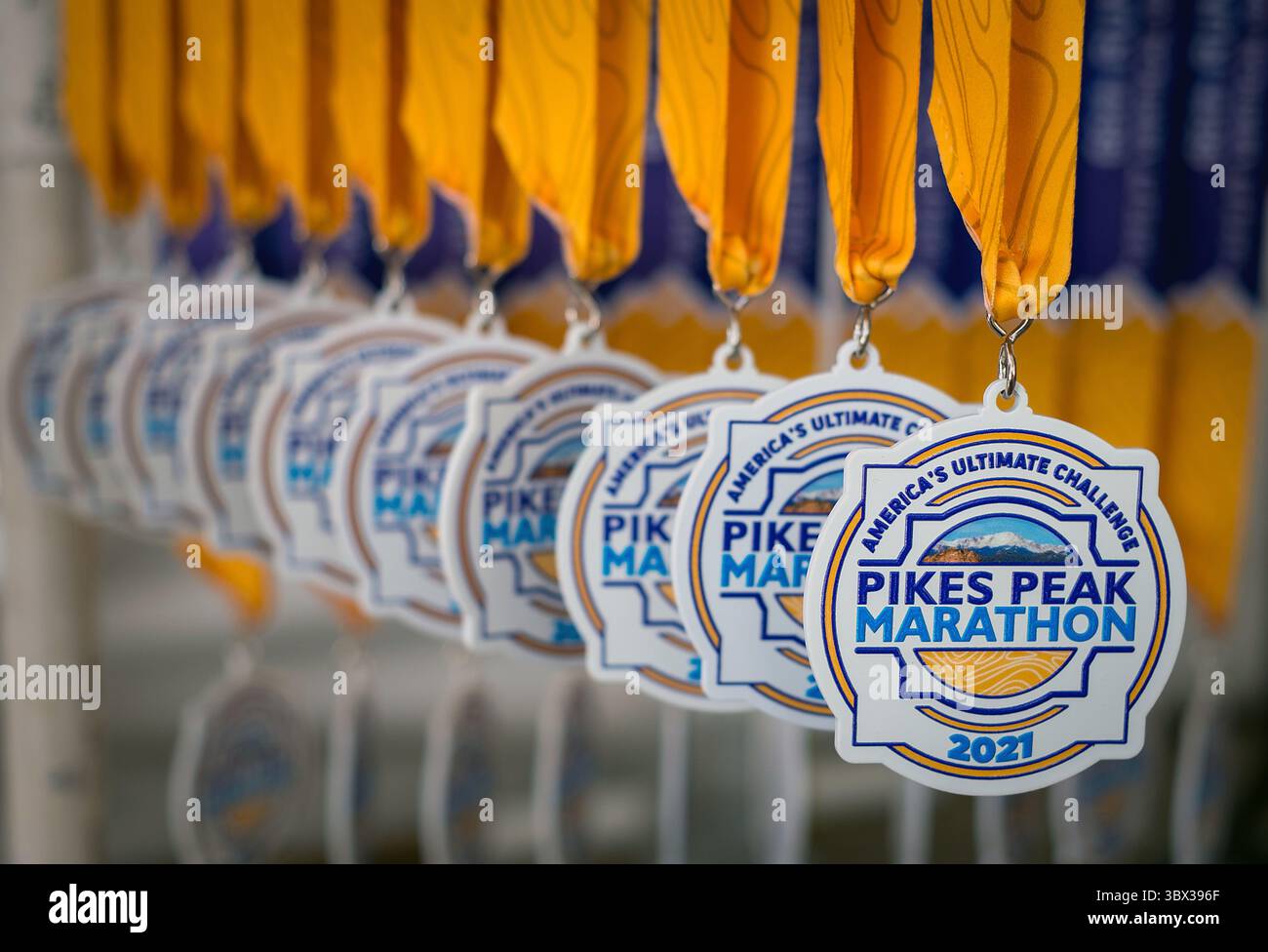 22 août 2021 : les médailles des finalistes de course attendent les coureurs au Pikes Peak Marathon, Manitou Springs, Colorado.(Credit image : &copy ; Larry Clouse/CSM via ZUMA Wire) Banque D'Images