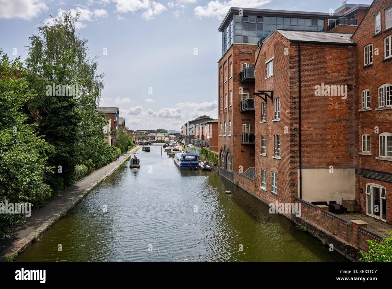 Vue du canal Worcester & Birmingham depuis le pont de Mill Street, à Worcester, Worcestershire, Royaume-Uni, le 14 juillet 2025 Banque D'Images