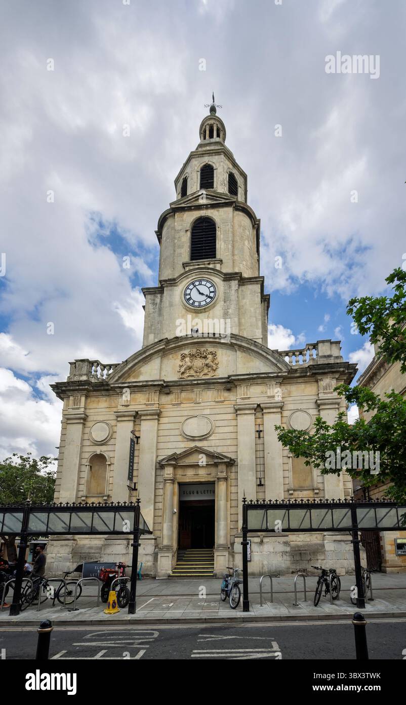 L'ancienne église Saint-Nicolas a été transformée en restaurant Slug & Lettuce à High Street, Worcester, Royaume-Uni le 14 juillet 2025 Banque D'Images